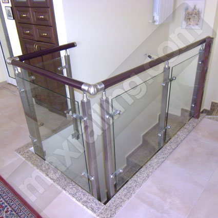 Парапет със стъкло